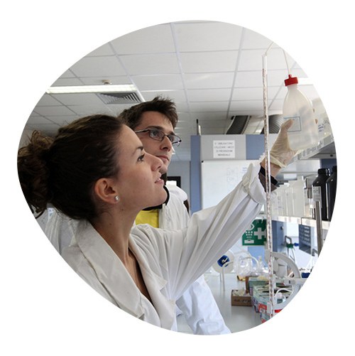 Due studenti, un ragazzo e una ragazza, che collaborano in un laboratorio chimico