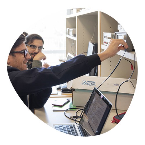 Studenti che lavorano al computer in aula concentrati anche sull'audio