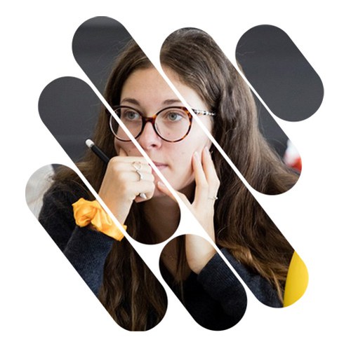 Studentessa che presta attenzione alla lezione in aula