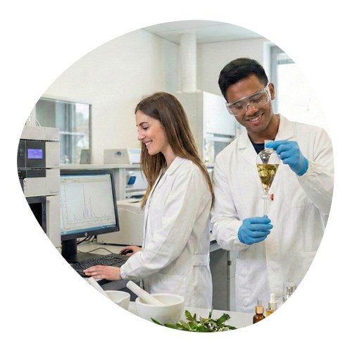 In primo piano un Mortaio per la lavorazione e il dosaggio dei farmaci utilizzato da un ricercatore