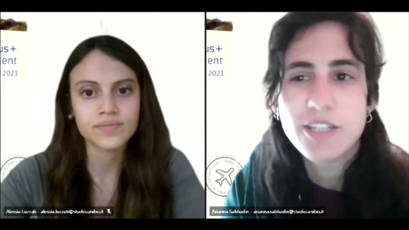 Immagine di una videochiamata. Lo schermo è diviso in due e sono presenti due ragazze.