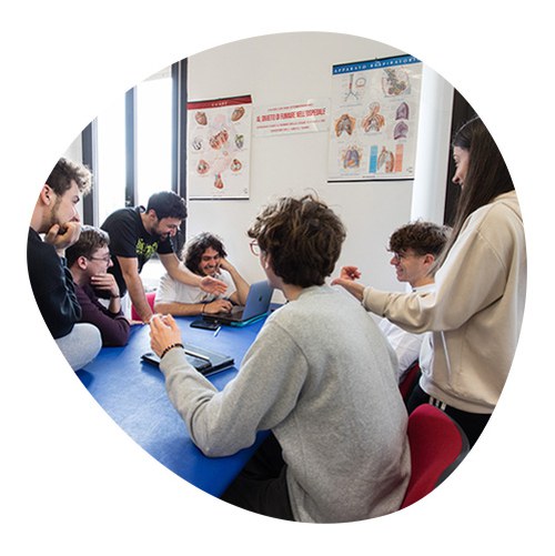 Attività di laboratorio tra studenti