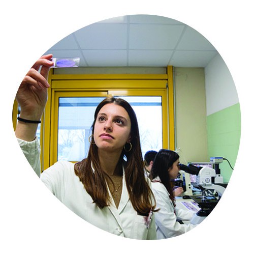 Studentessa/ricercatrice in laboratorio che compie attività di analisi