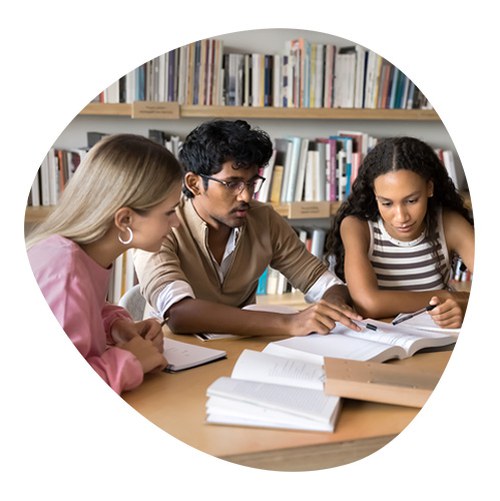 Gruppo di studenti che studia insieme in biblioteca