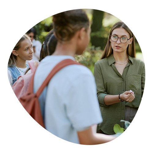 Gruppo di studenti che dialogano nel cortile dell'Università