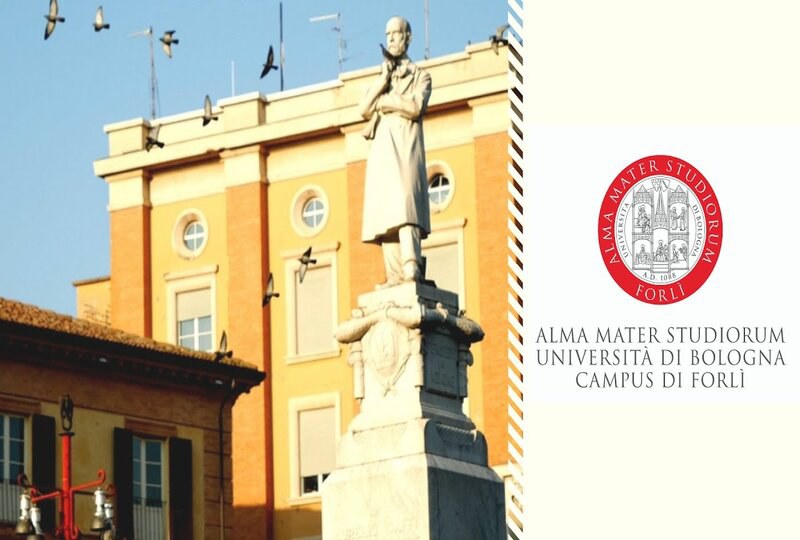 L'immagine è divisa in due porzioni: a sinistra, c'è la statua di un uomo davanti a un edificio; a destra, c'è un pannello bianco con la scritta "Università di Bologna Campus di Forlì".