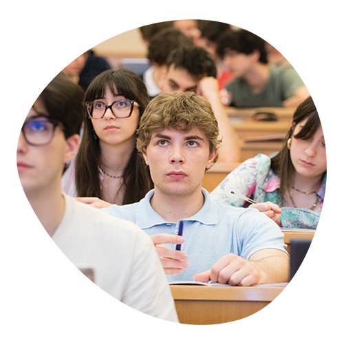 Studenti in aula che seguono la lezione con attenzione