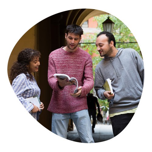 Studenti dell'università di Bologna che leggono un libro