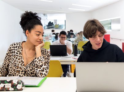 Due studenti dell'università di Bologna in aula studio