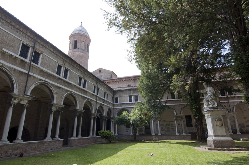 Cortile della Chiesa di San Vitale