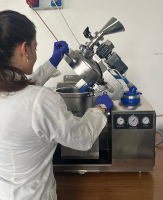 Foto di spalle di una studentessa in laboratorio