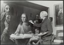 Han van Meegeren nel 1945 mentre dipinge, in sede processuale davanti a numerosi esperti d’arte, un falso di Vermeer “Gesù nel tempio con i dottori”.