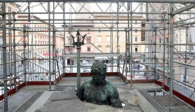 Bologna, via al restauro del Nettuno: si potrà salire sull’impalcatura (Foto Schicchi)