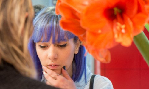 Ragazza pensierosa con i capelli azzurri
