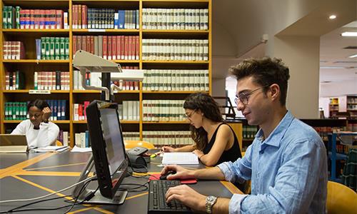 Studenti e studentesse in biblioteca