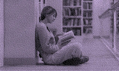 Studentessa che legge